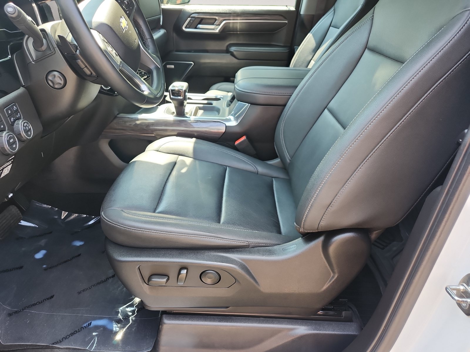 Used 2023 Chevrolet Silverado 1500 LTZ w/ LTZ Convenience Package II AWD/4WD image 9
