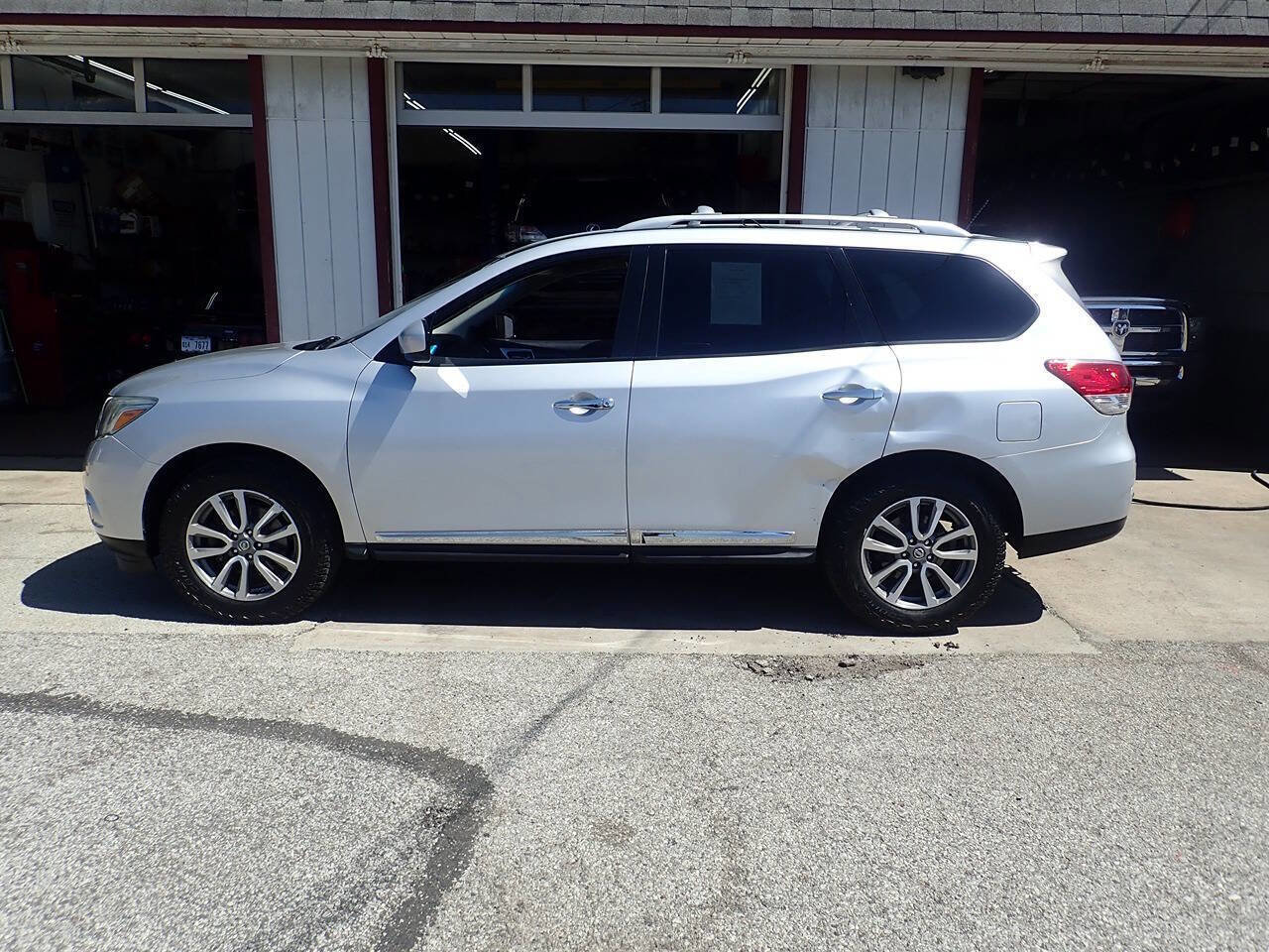 Used 2013 Nissan Pathfinder SL w/ Trailer Tow Pkg AWD/4WD image 22