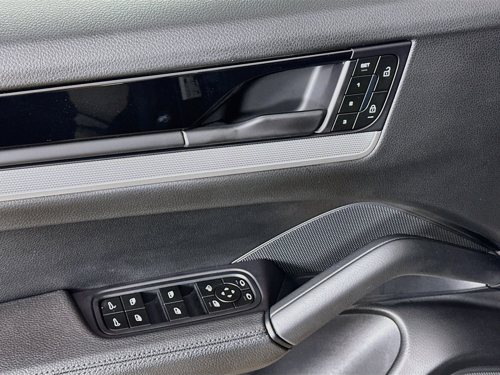Certified 2025 Porsche Cayenne S AWD/4WD image 17