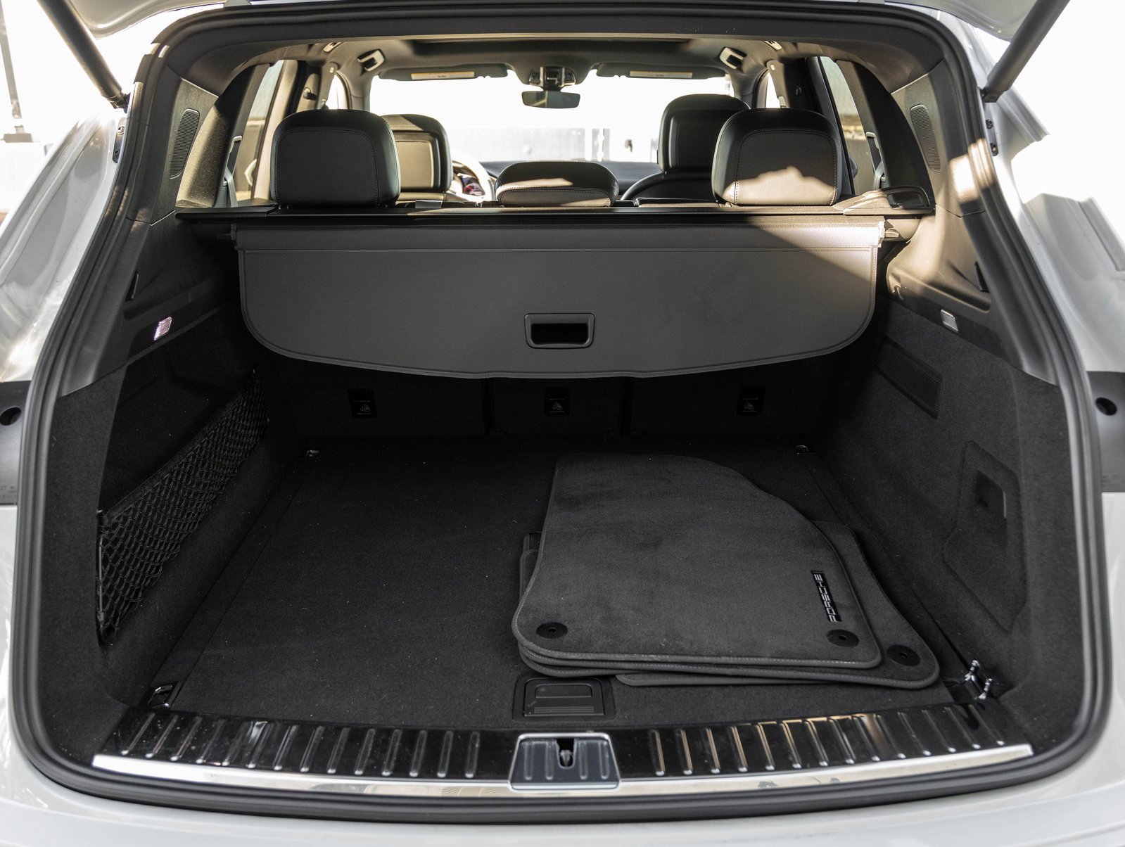 Certified 2023 Porsche Cayenne Platinum Edition image 31