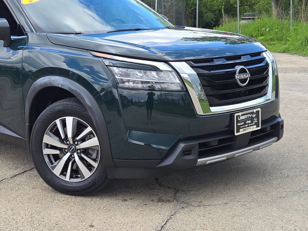 Used 2024 Nissan Pathfinder SL AWD/4WD image 2