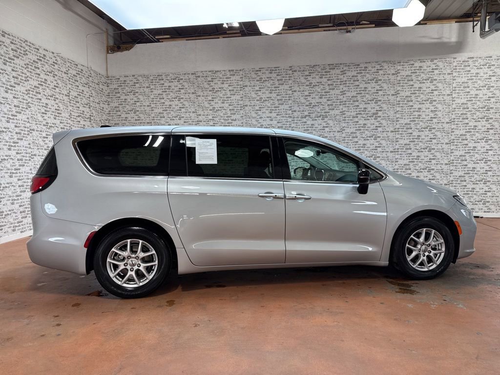 Used 2024 Chrysler Pacifica Touring-L image 6