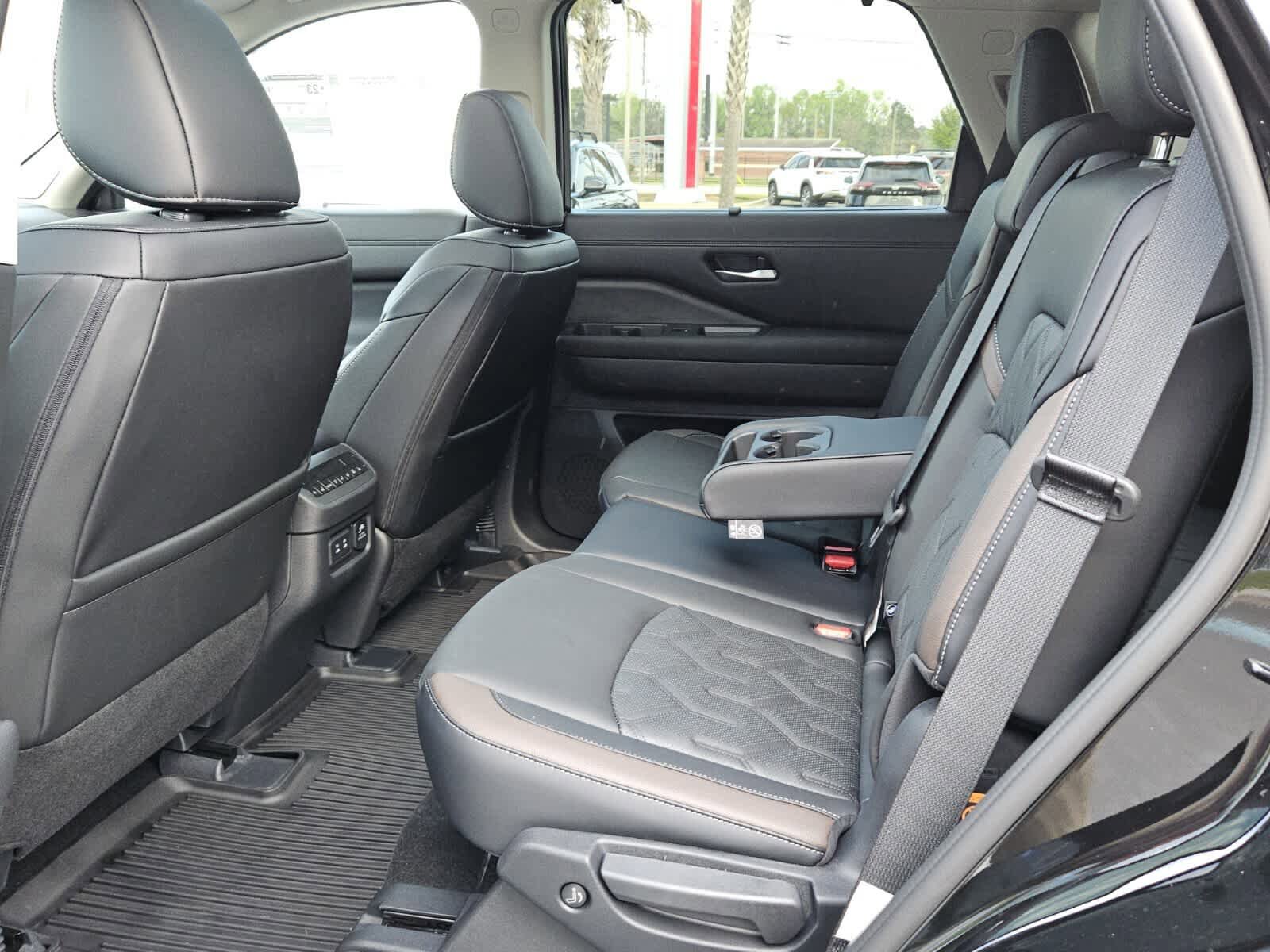 New 2026 Nissan Pathfinder Platinum FWD image 4