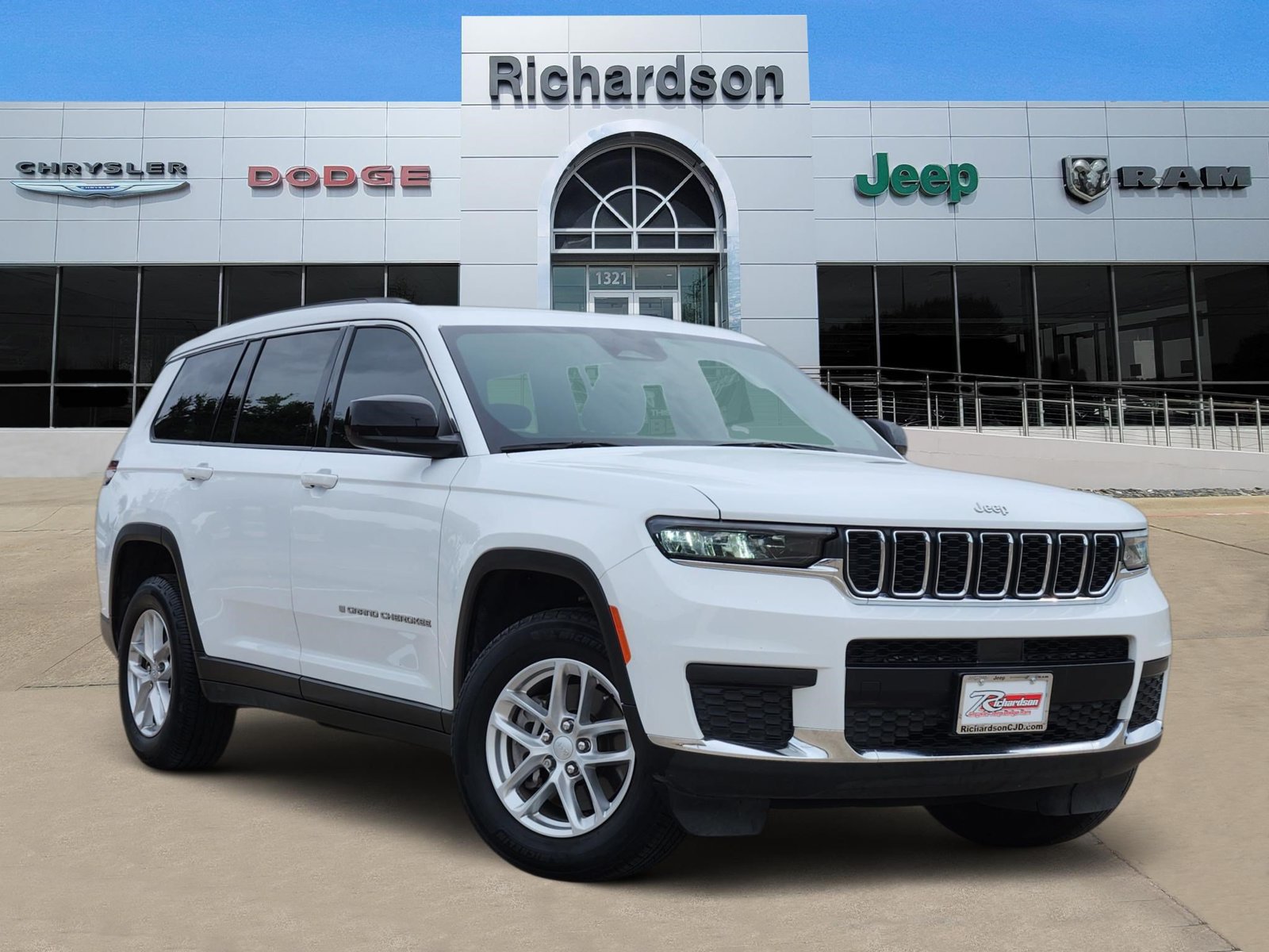 Used 2025 Jeep Grand Cherokee L Laredo w/ Luxury Tech Group I RWD image 1