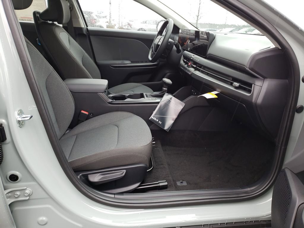 New 2025 Kia K4 LXS image 17