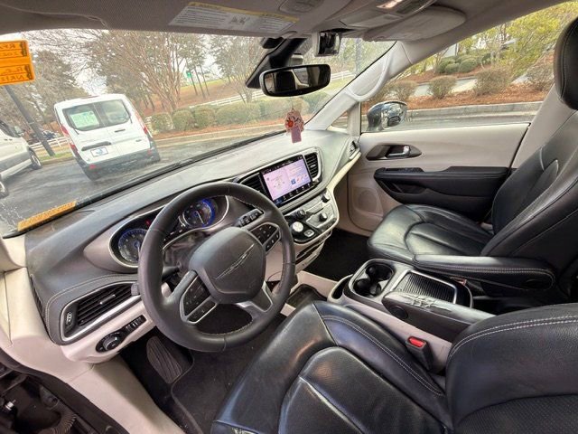 Used 2022 Chrysler Pacifica Touring-L image 6