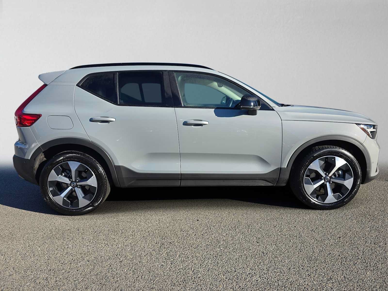 Certified 2026 Volvo XC40 B5 Plus AWD/4WD image 3