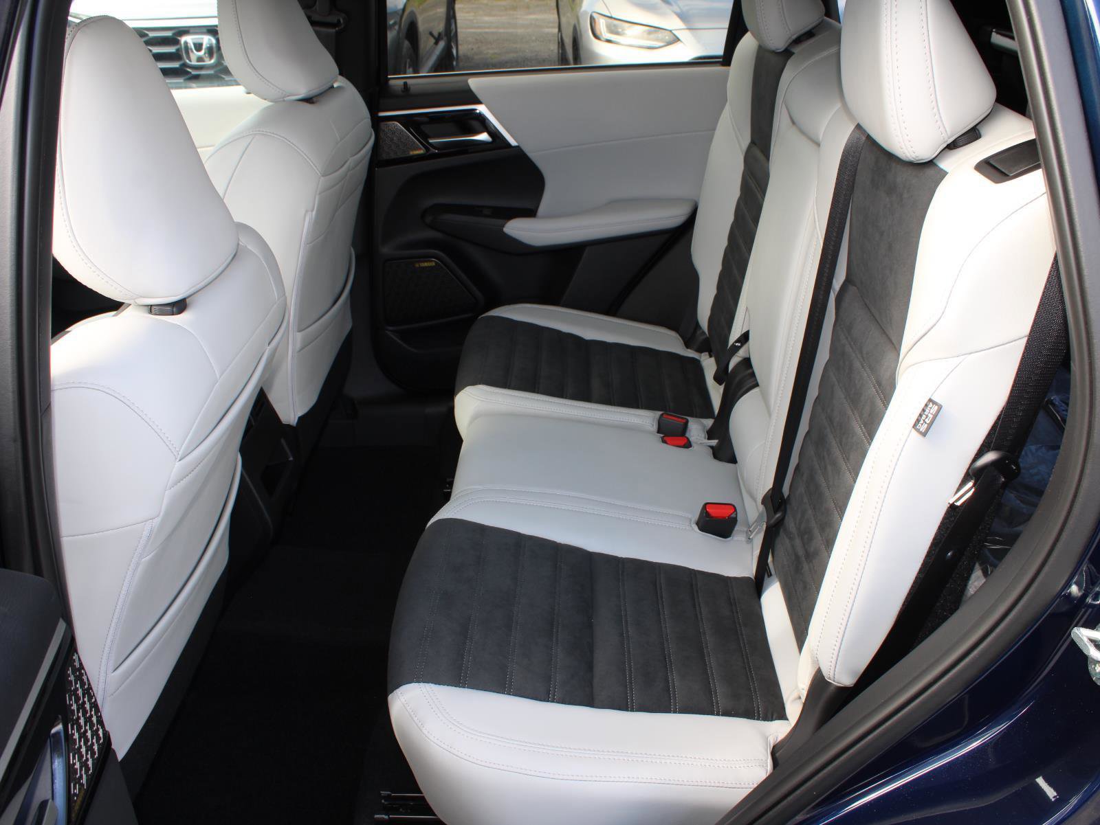 New 2025 Mitsubishi Outlander SE image 18