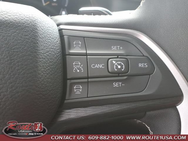 Used 2024 Jeep Grand Cherokee Laredo X AWD/4WD image 30