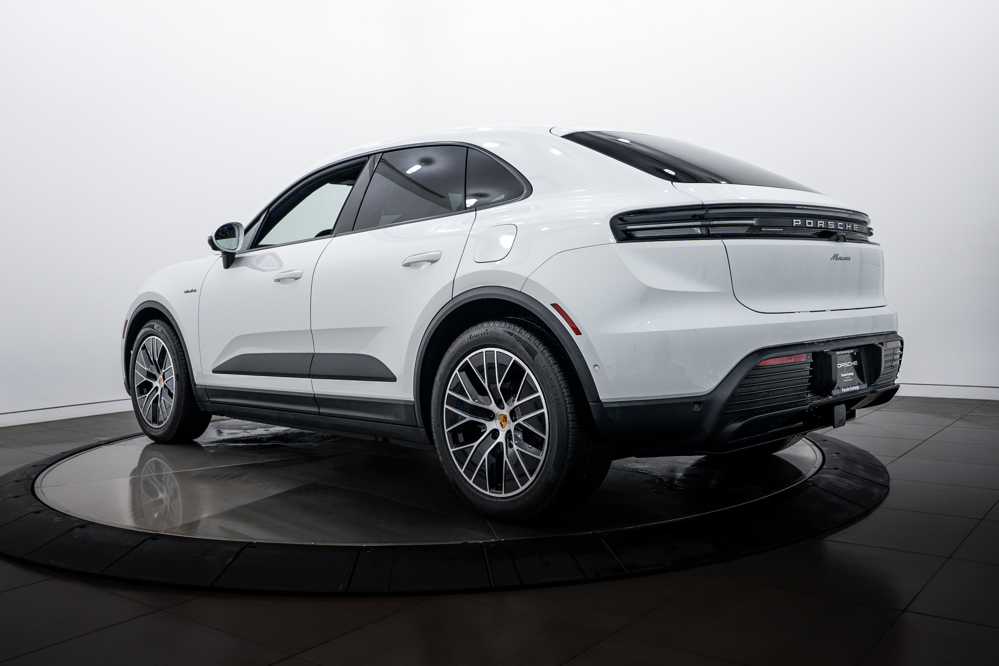 Certified 2025 Porsche Macan Electric image 3