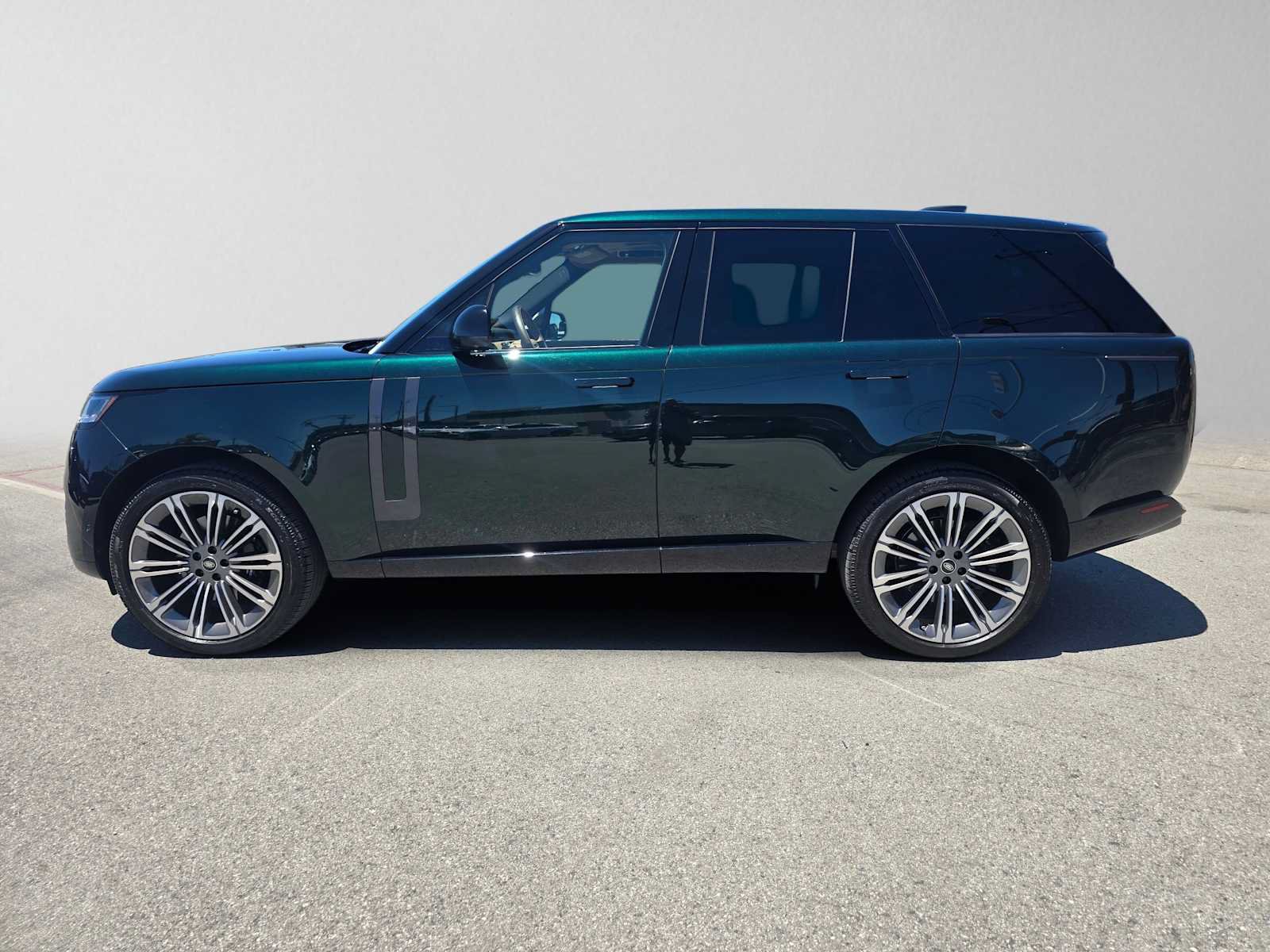 Used 2025 Land Rover Range Rover SE AWD/4WD image 2