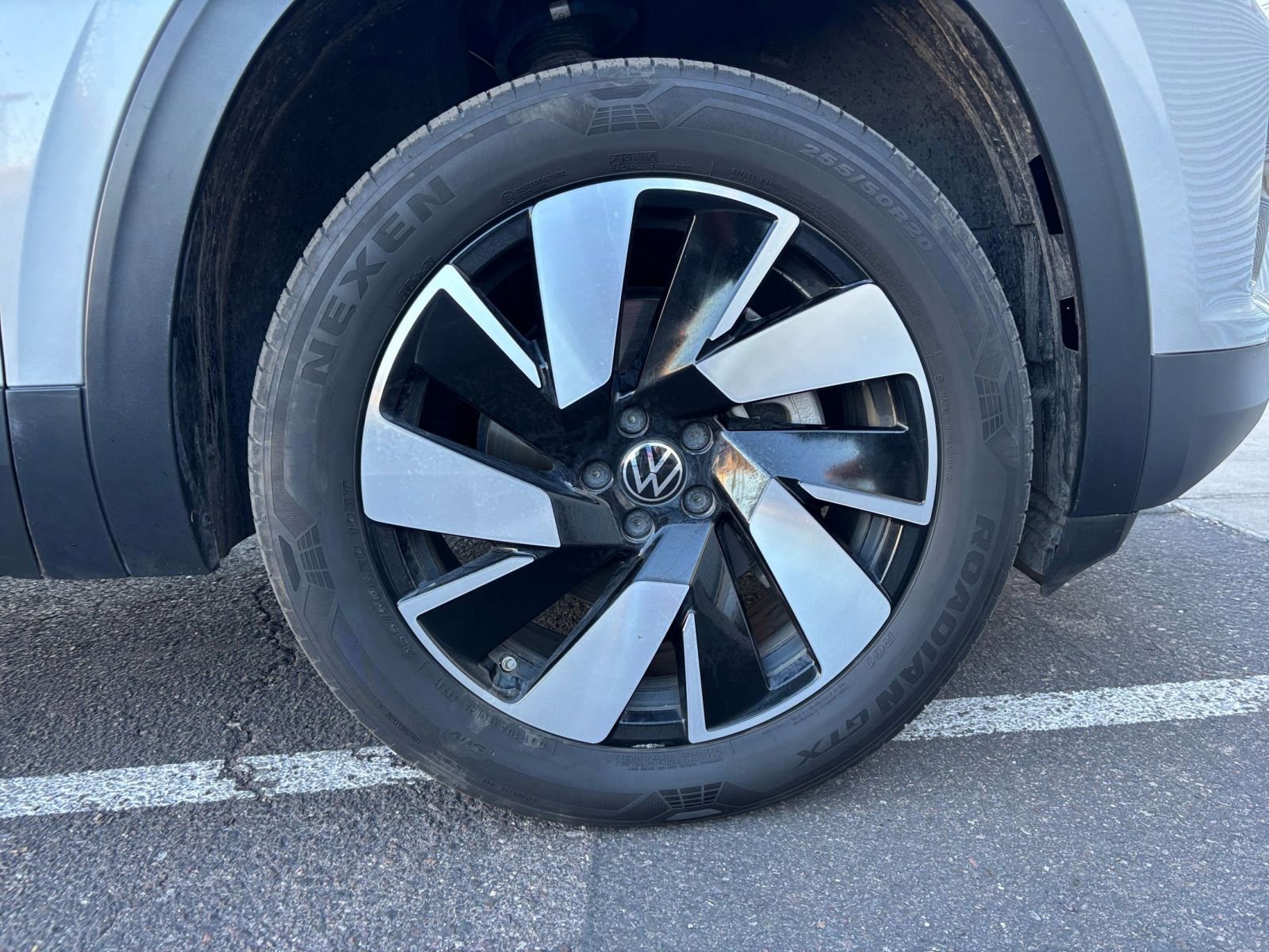 Used 2025 Volkswagen Atlas Cross Sport SE FWD image 32