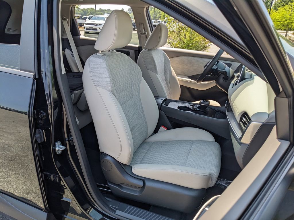 Used 2023 Nissan Rogue SV FWD image 41