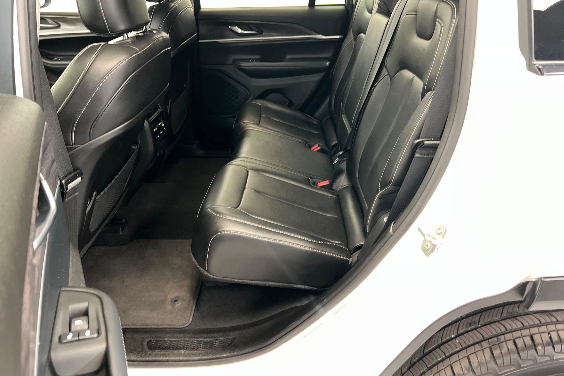 Used 2024 Jeep Grand Cherokee Limited AWD/4WD image 21