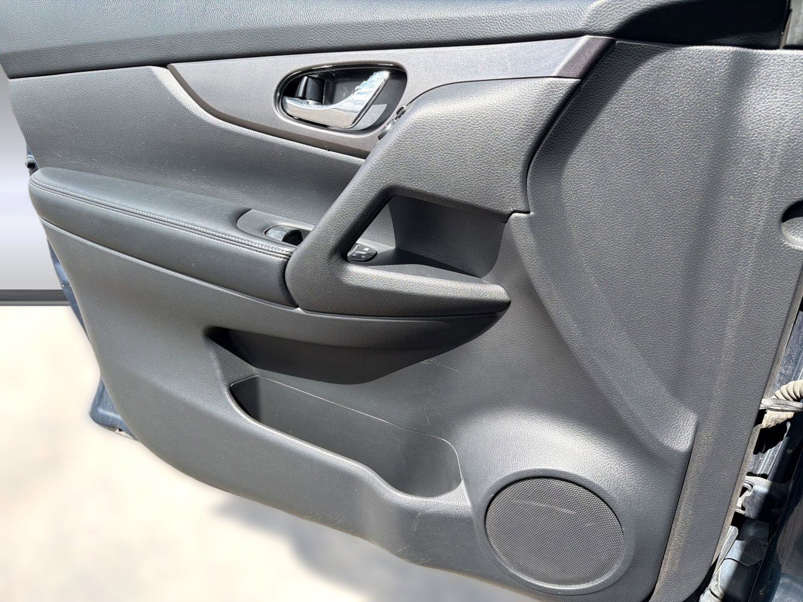 Used 2015 Nissan Rogue SV image 21