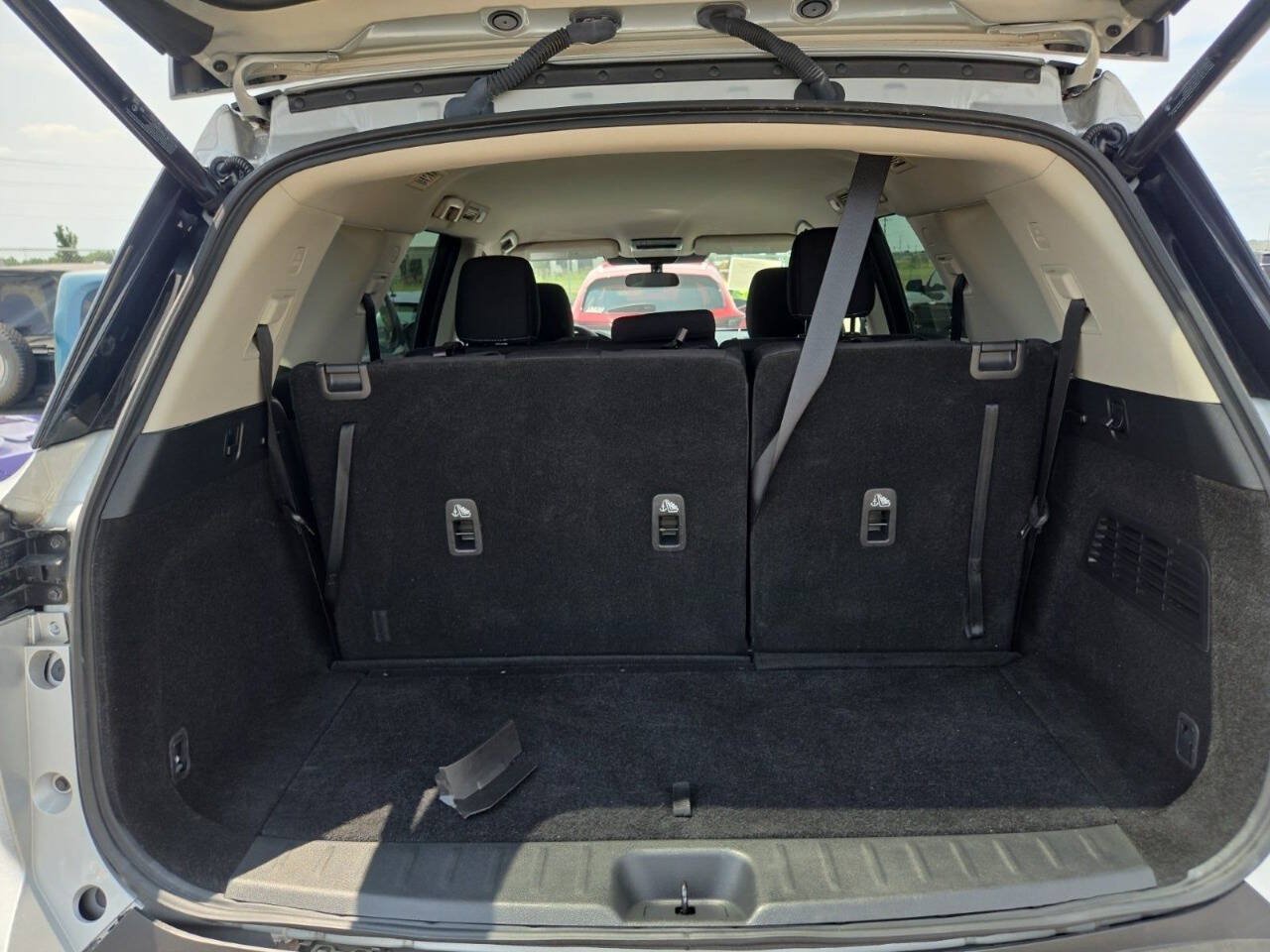 Used 2025 Nissan Pathfinder SV FWD image 5