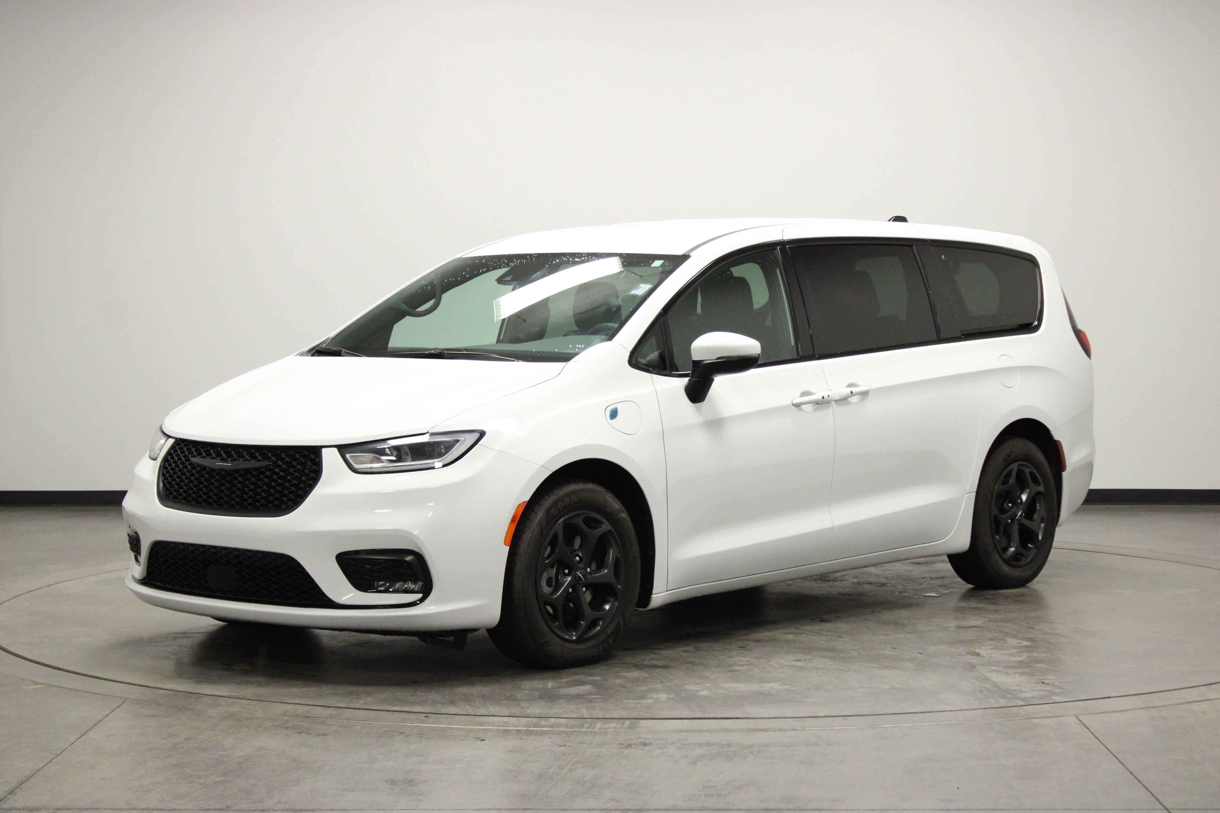 Used 2023 Chrysler Pacifica Touring-L w/ Uconnect Theater Family Group image 4