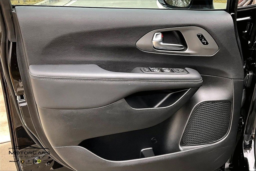 Used 2025 Chrysler Pacifica Select image 21