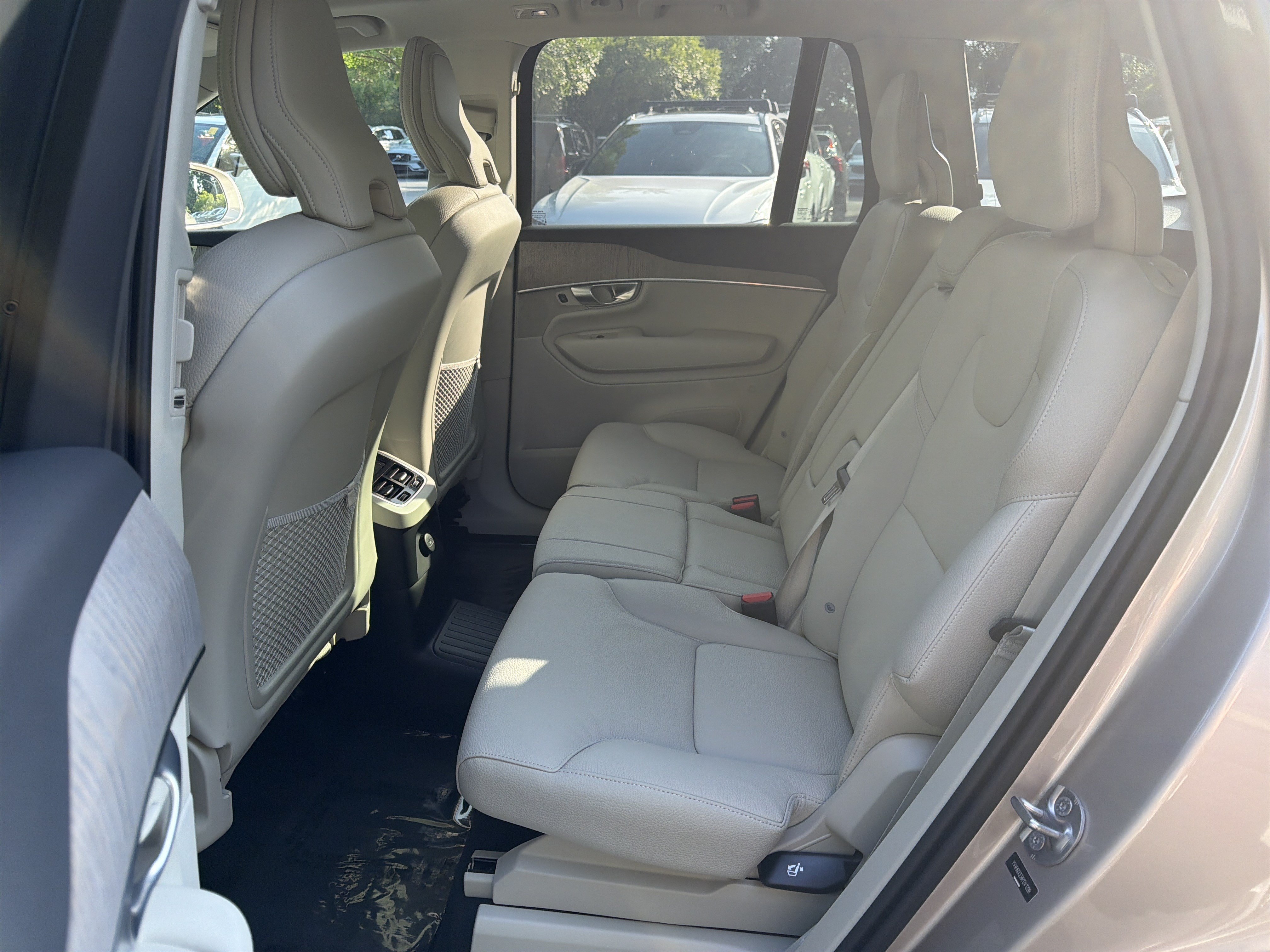 Certified 2024 Volvo XC90 T8 Plus w/ Protection Package AWD/4WD image 32