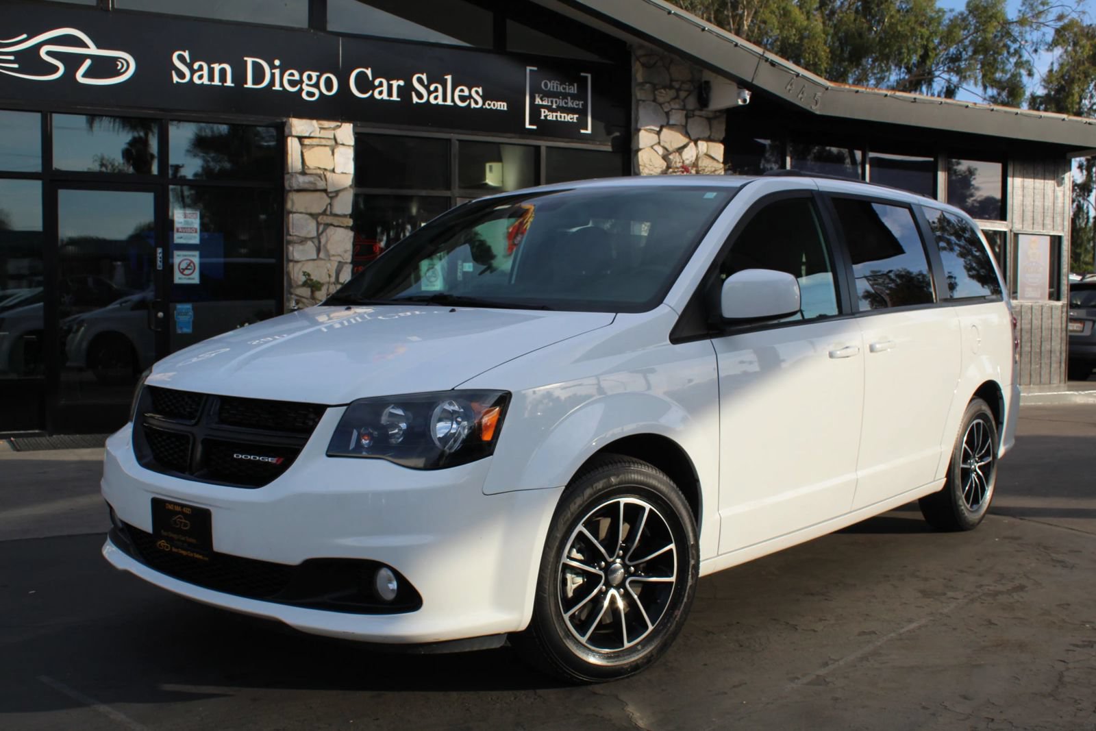 Used 2019 Dodge Grand Caravan SE FWD image 1
