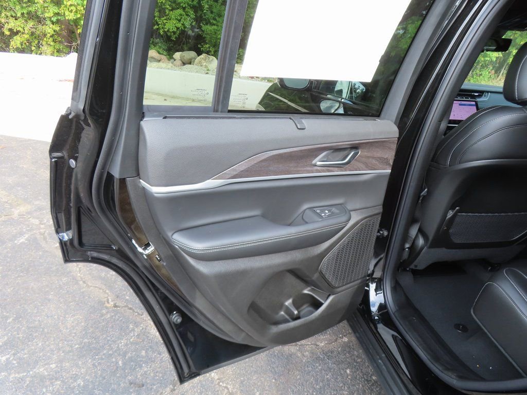 New 2025 Jeep Grand Cherokee Limited w/ Luxury Tech Group II image 24