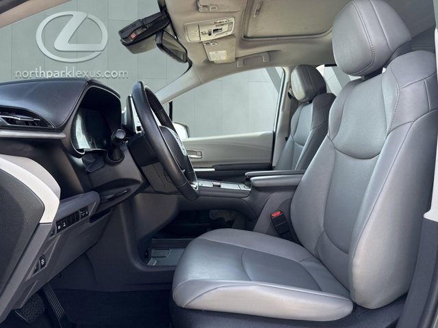 Used 2024 Toyota Sienna XLE w/ XLE Plus Package FWD image 7