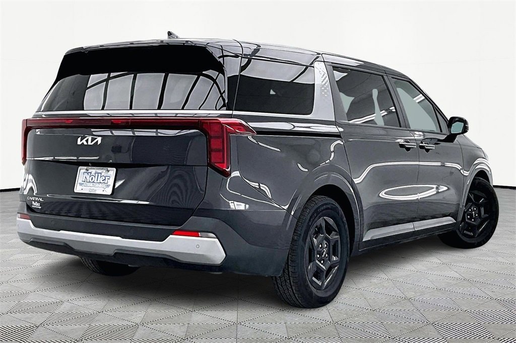 Used 2025 Kia Carnival image 2