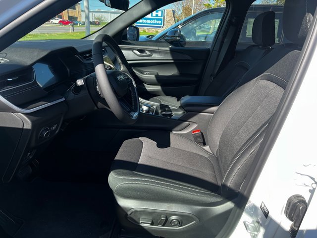 New 2025 Jeep Grand Cherokee Laredo X w/ Luxury Tech Group I image 9