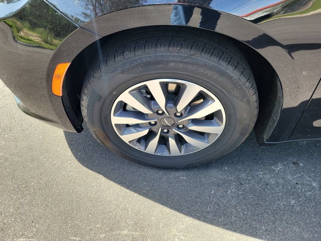 Used 2024 Chrysler Pacifica Limited FWD image 6