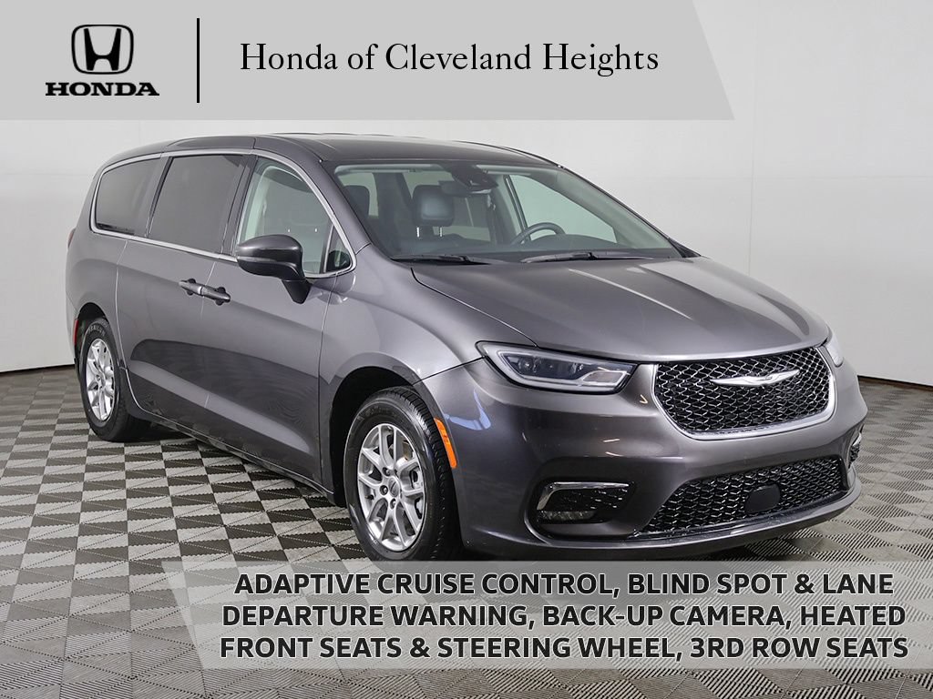 Used 2023 Chrysler Pacifica Touring-L FWD image 1