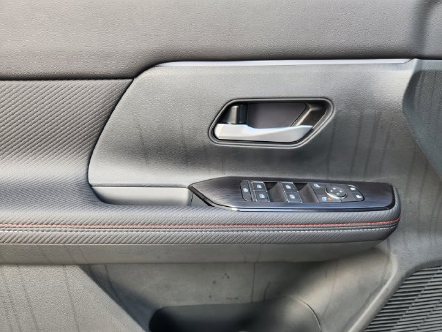 New 2025 Nissan Kicks SR w/ Illumination Package FWD image 17