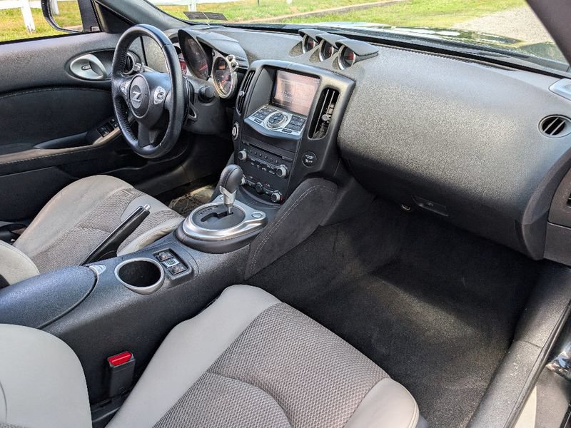 Used 2018 Nissan 370Z Touring RWD image 29