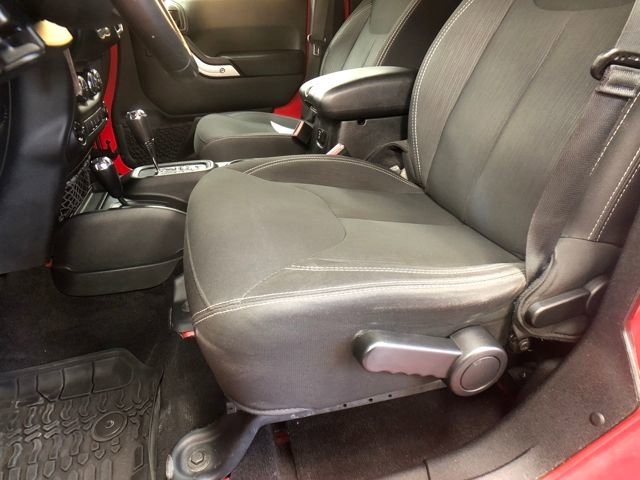 Used 2017 Jeep Wrangler Unlimited Sahara w/ Connectivity Group image 11