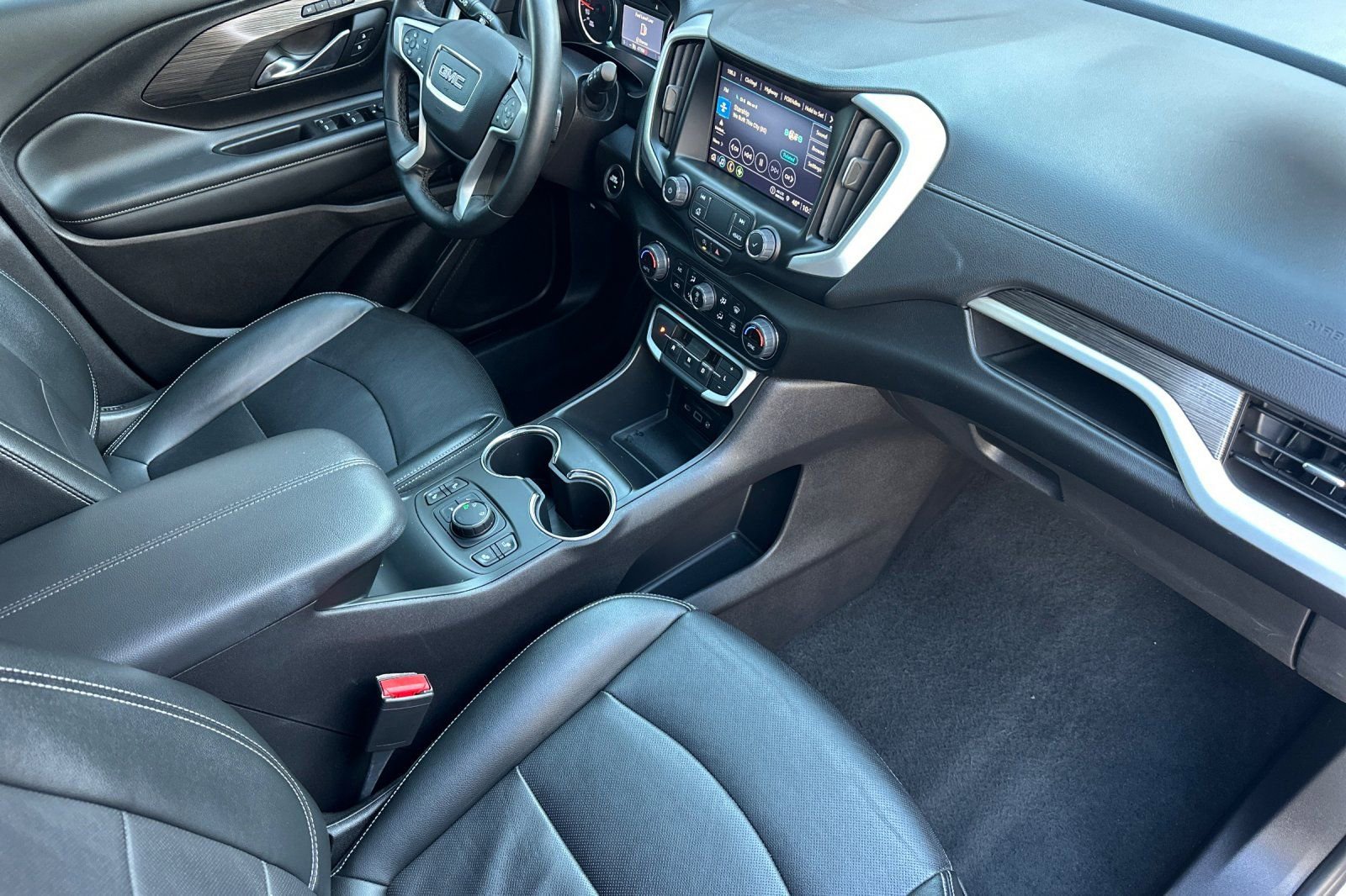 Used 2024 GMC Terrain SLT image 21