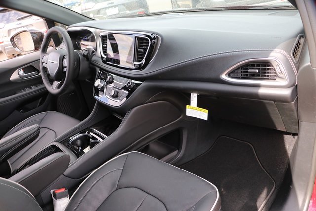 New 2023 Chrysler Pacifica Limited w/ Uconnect Theater Family Group image 45