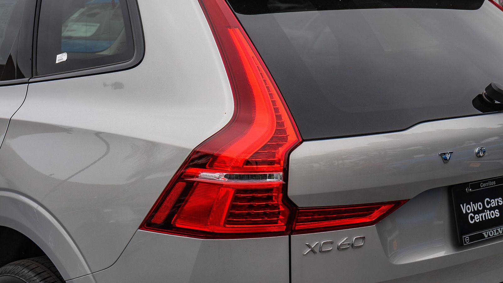 Used 2025 Volvo XC60 T8 Plus w/ Climate Package PRO AWD/4WD image 9