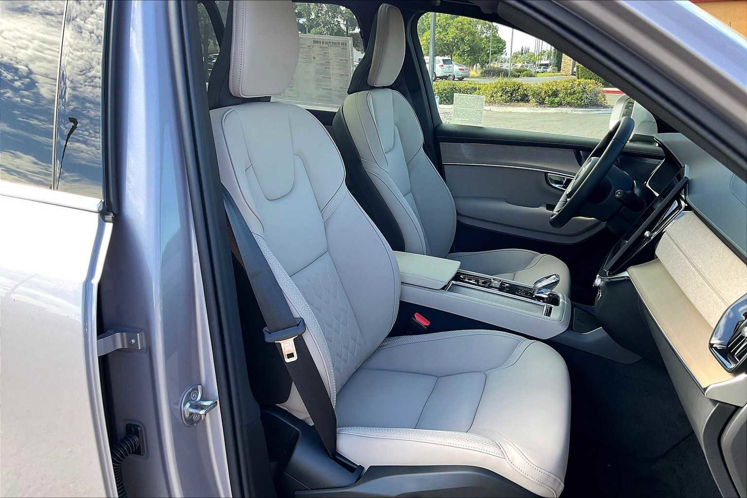 New 2026 Volvo XC90 T8 Plus image 32