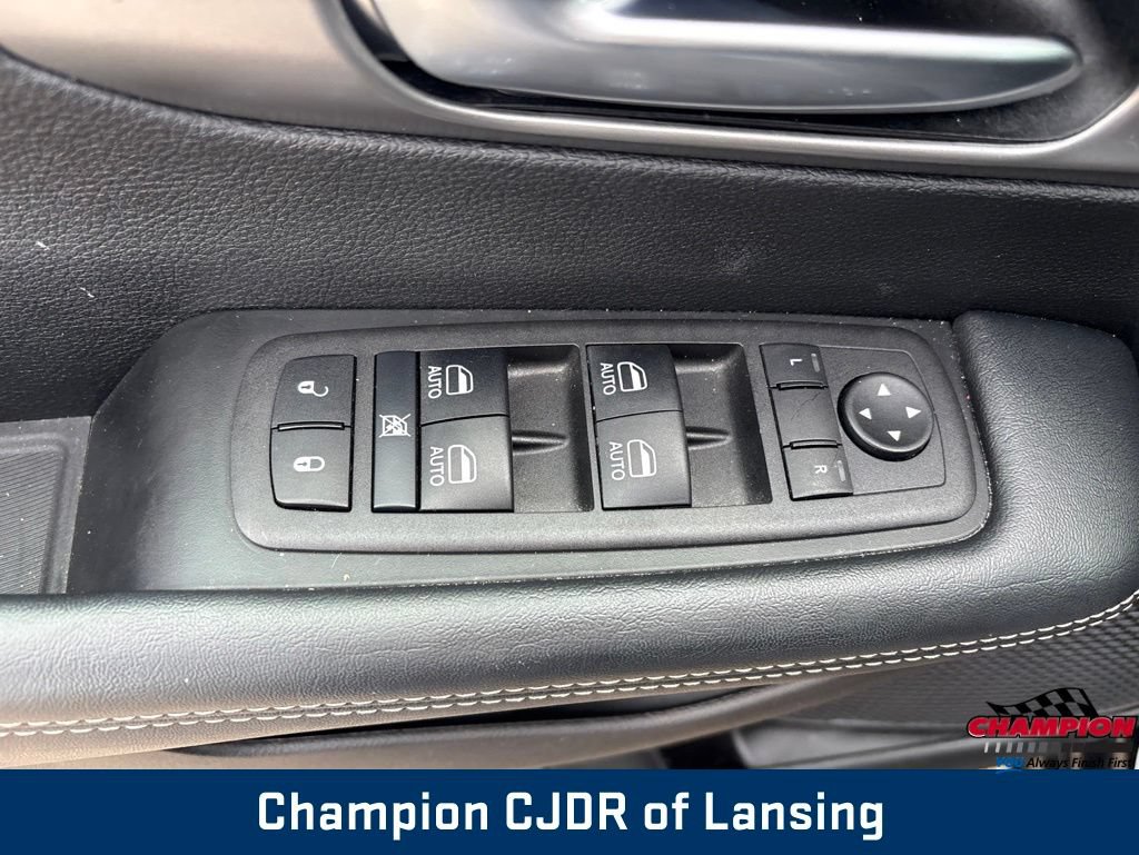 Used 2025 Chrysler Pacifica Select FWD image 16