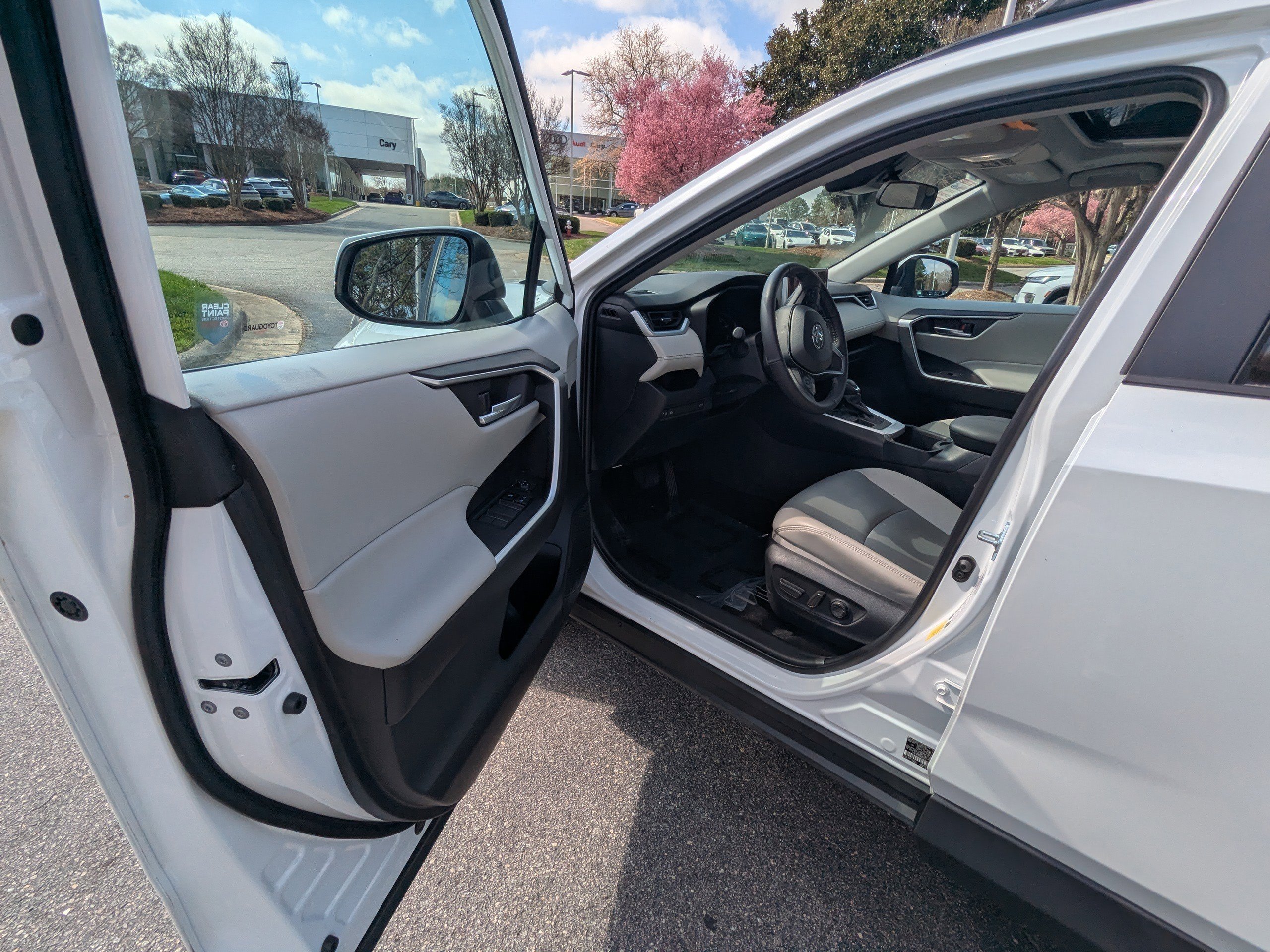 Used 2023 Toyota RAV4 XLE Premium image 8