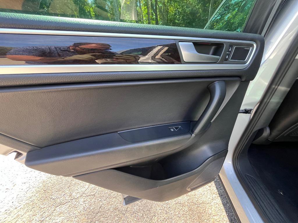 Used 2013 Volkswagen Touareg Executive AWD/4WD image 30