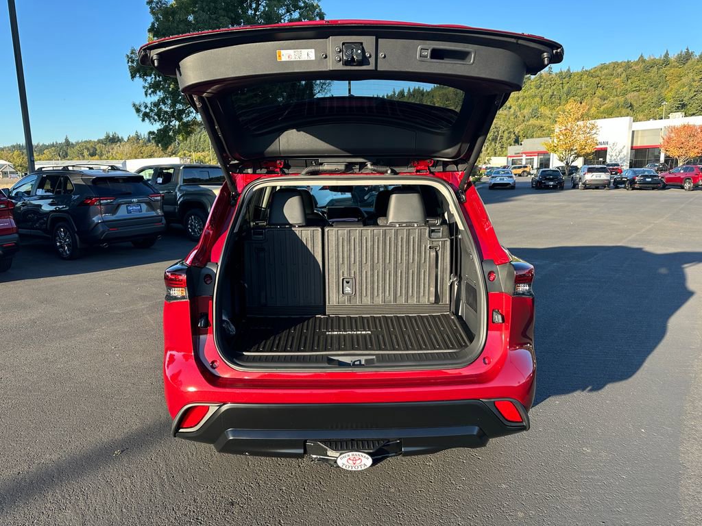 New 2025 Toyota Highlander XLE image 12
