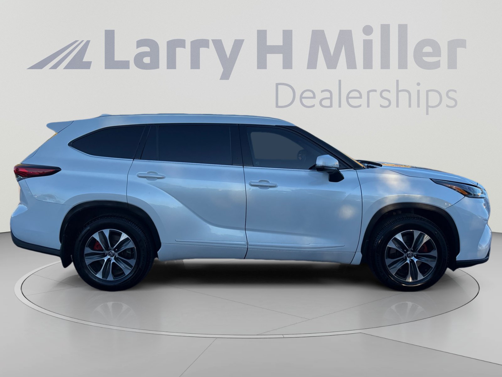 Used 2022 Toyota Highlander XLE AWD/4WD image 6
