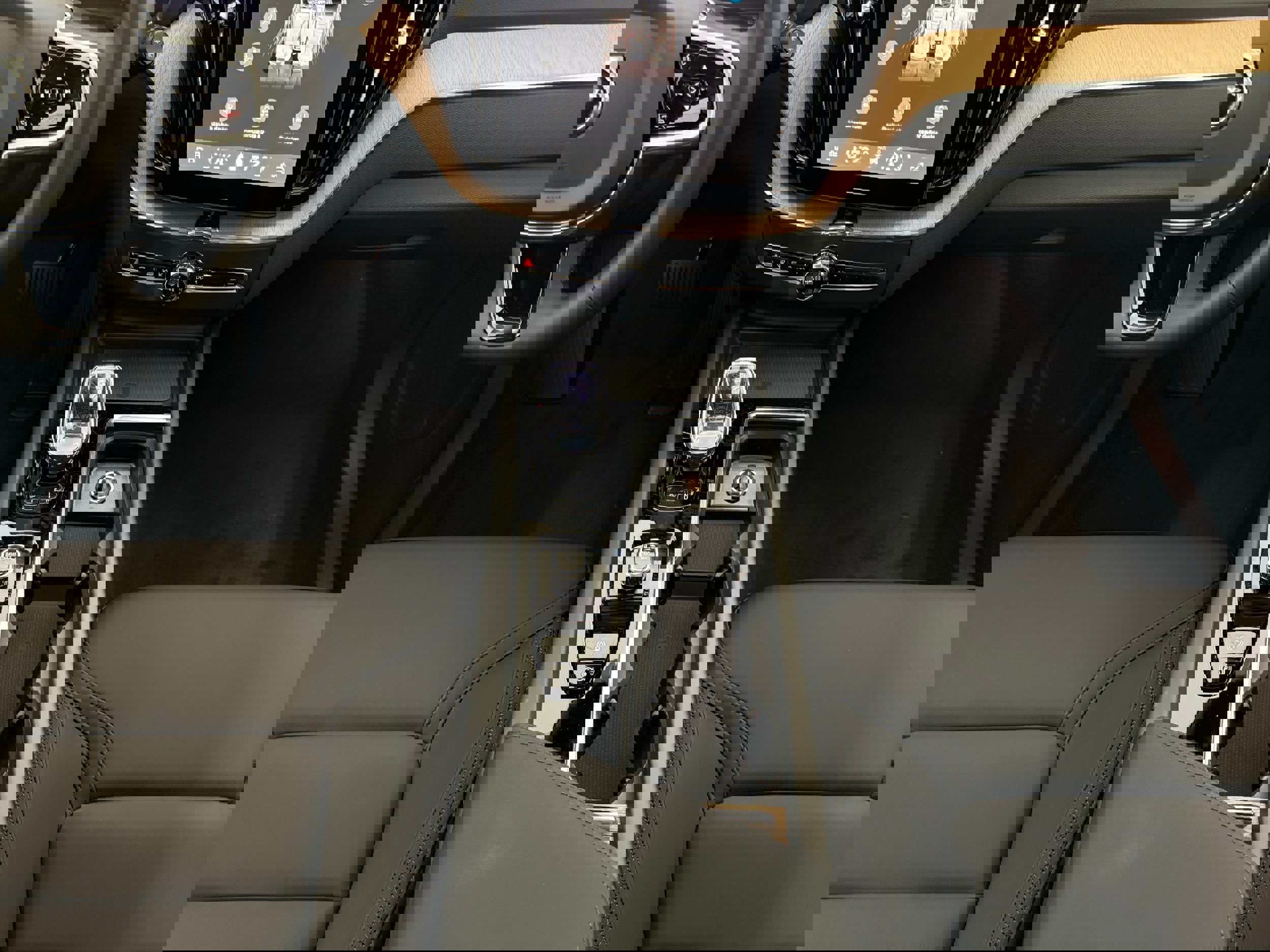 New 2026 Volvo XC60 B5 Plus w/ Protection Package Premier image 18