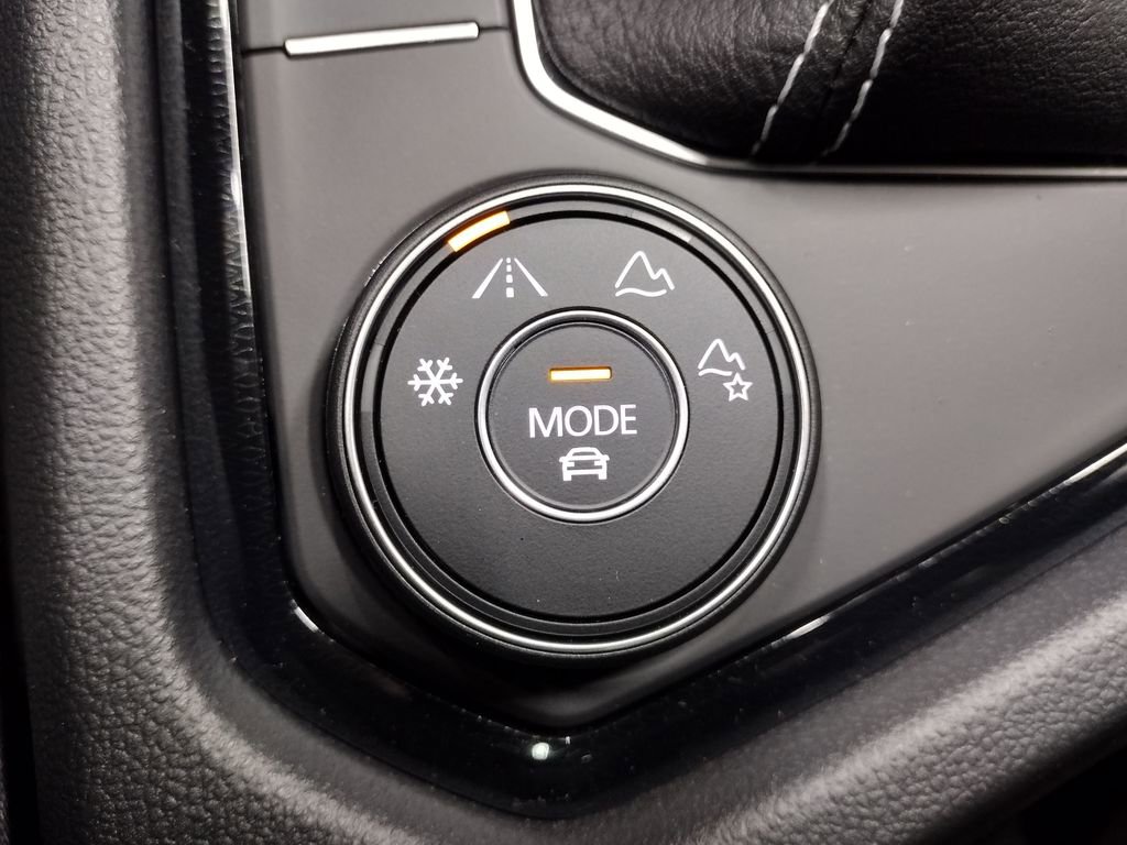 Certified 2025 Volkswagen Taos SE image 28
