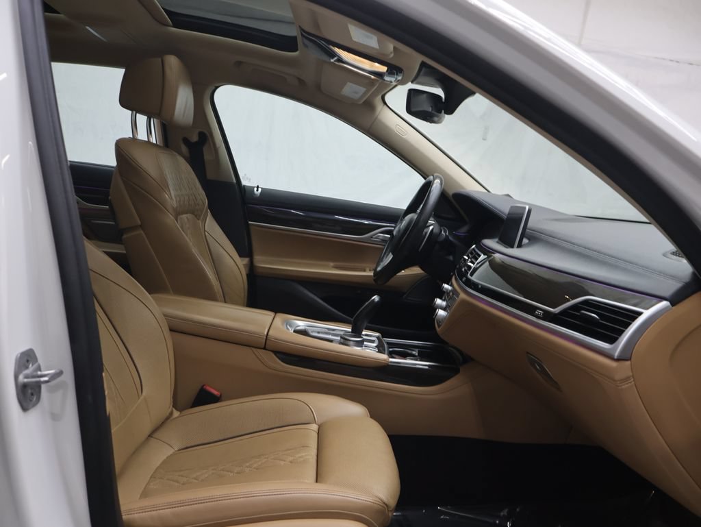 Used 2022 BMW 740i xDrive w/ Premium Package AWD/4WD image 9