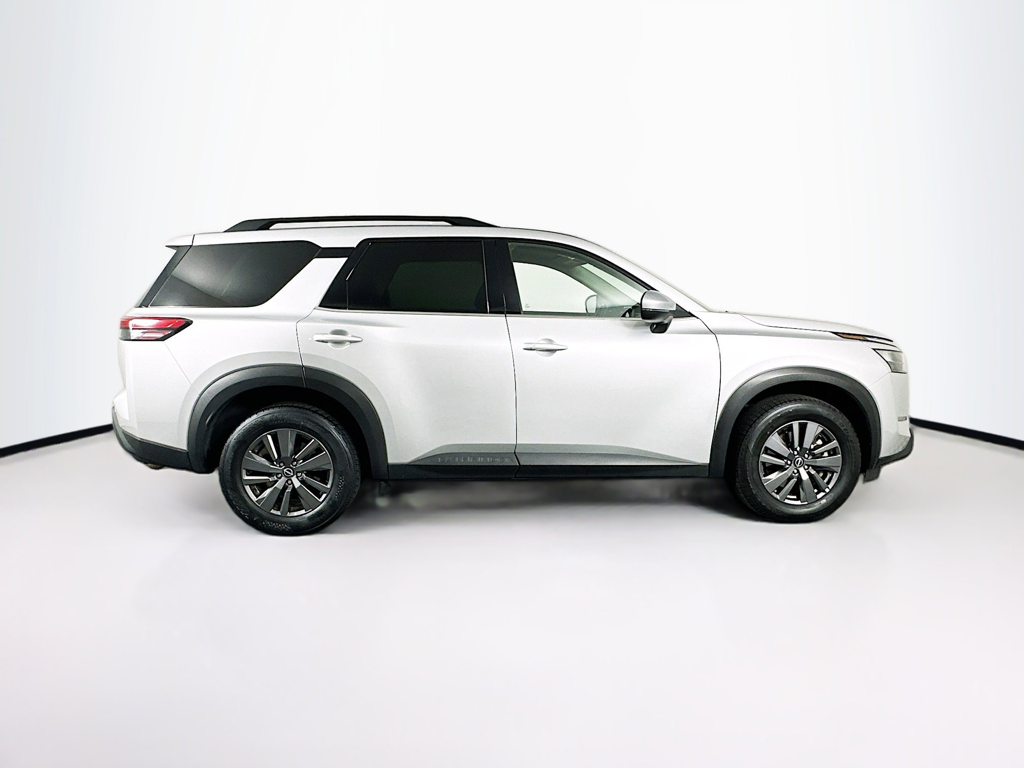 Used 2025 Nissan Pathfinder SV image 10