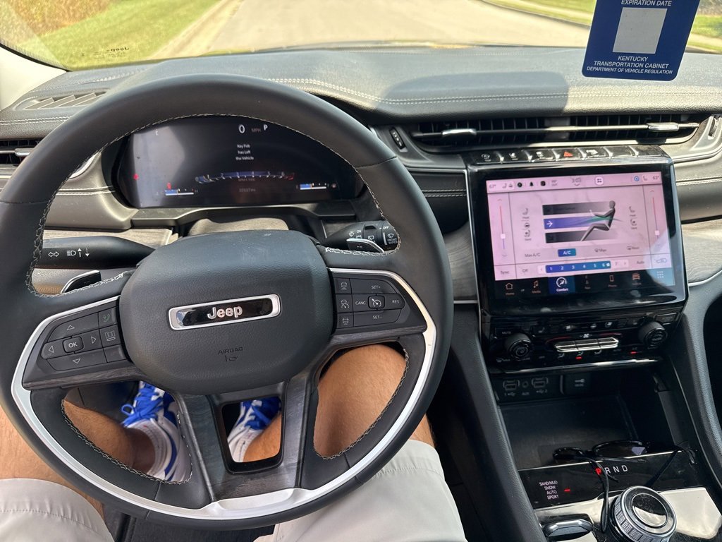 Used 2023 Jeep Grand Cherokee Limited w/ Luxury Tech Group II image 10