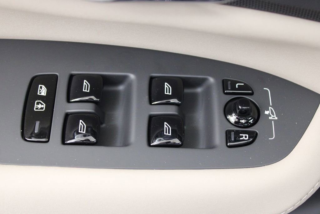 New 2026 Volvo XC90 B6 Plus w/ Protection Package Premier image 18