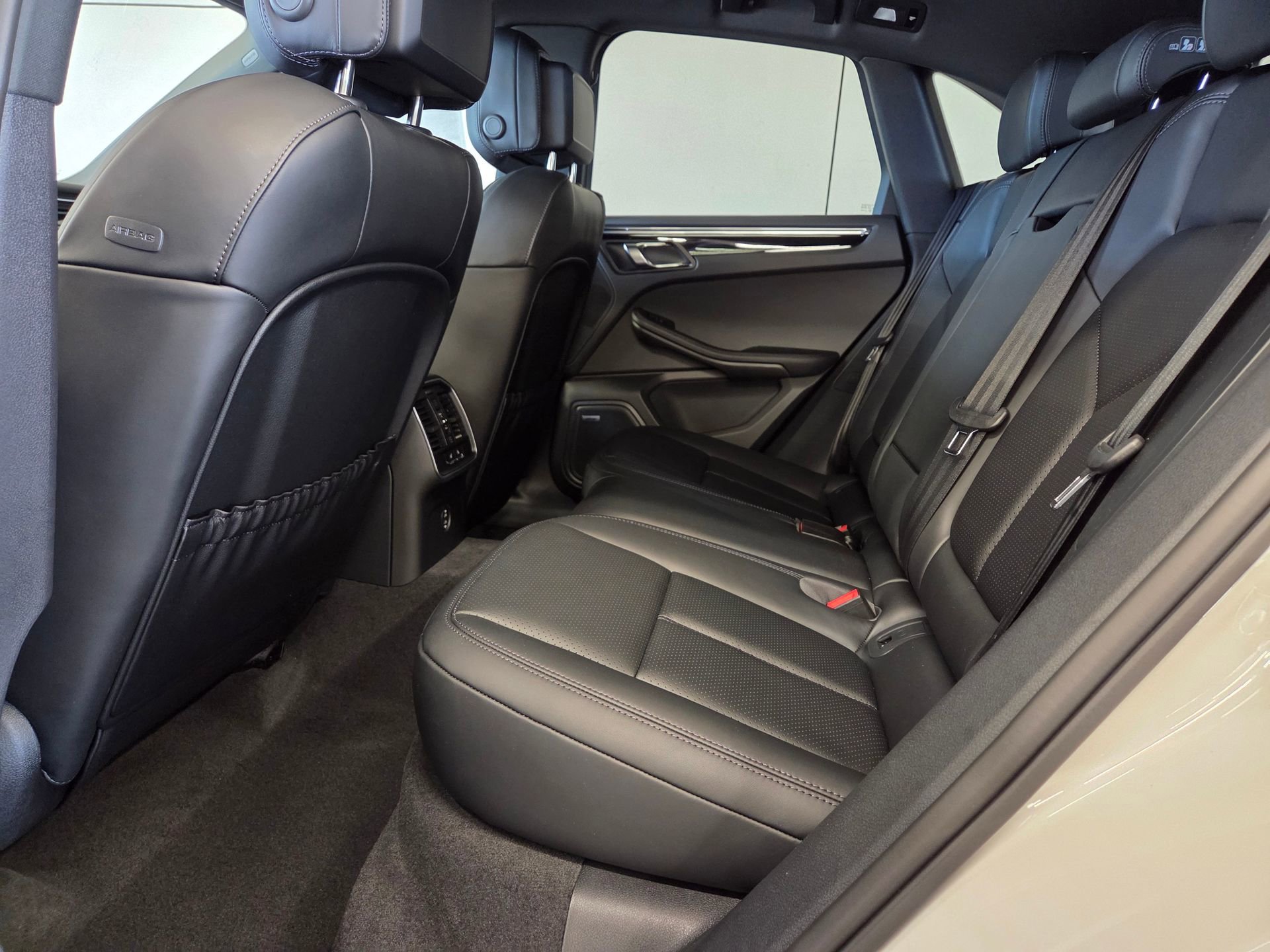 New 2026 Porsche Macan AWD/4WD image 11