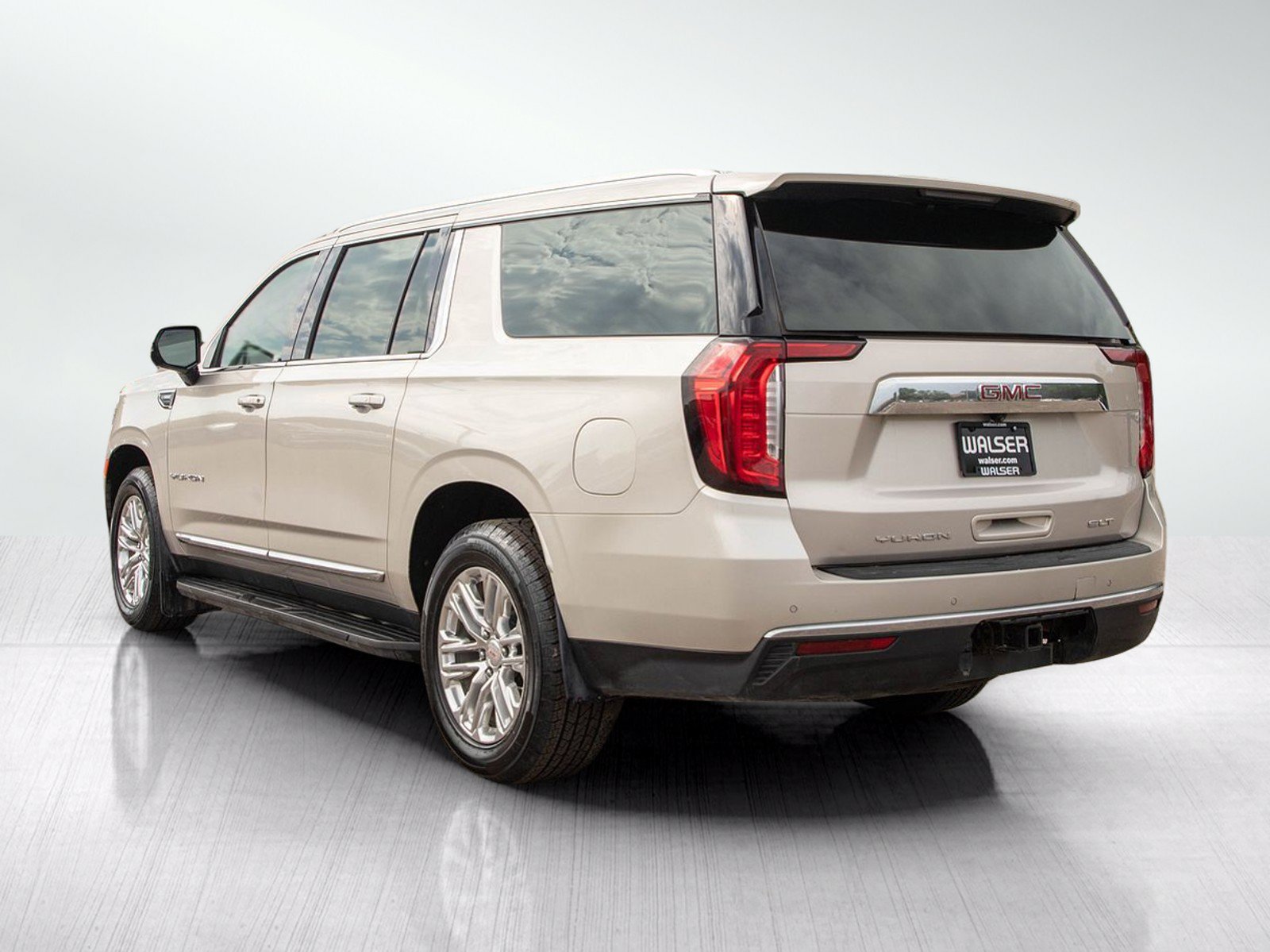 Used 2023 GMC Yukon XL SLT w/ SLT Premium Package AWD/4WD image 3